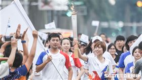 台北世大運聖火返台駐火儀式，陳詩欣領跑將聖火傳遞給台北市長柯文哲　圖／記者林敬旻攝