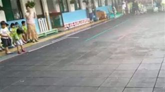 放學下冰雹　幼稚園「這畫面」好溫馨