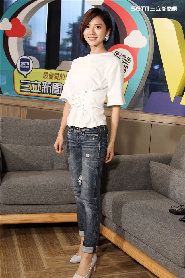 蔡黃汝（豆花妹）上三立新聞網安安大明星直播。（記者邱榮吉/攝影）