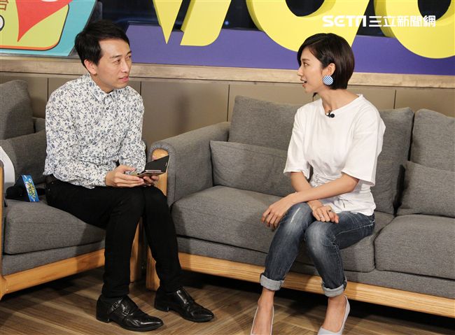 蔡黃汝（豆花妹）上三立新聞網安安大明星直播。（記者邱榮吉/攝影）