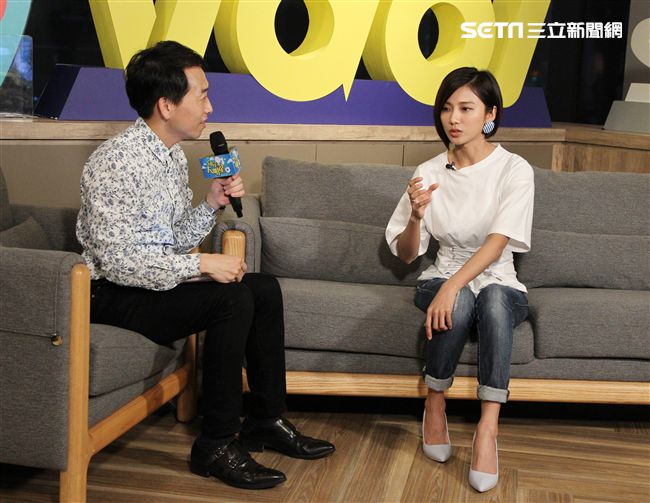 蔡黃汝（豆花妹）上三立新聞網安安大明星直播。（記者邱榮吉/攝影）