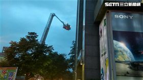 台北市行愛路上一處商業大樓突然竄出火苗，現場隨即濃煙密布，北市消防局接獲通報後，立即出動水箱車及雲梯車前往灌救，目前仍在持續搶救中（翻攝畫面）