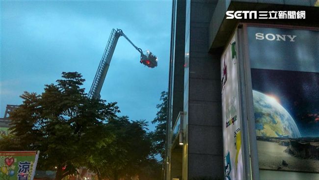 商業大樓突竄火苗　大批警消前往搶救