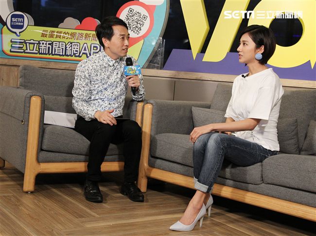 蔡黃汝（豆花妹）上三立新聞網安安大明星直播。（記者邱榮吉/攝影）