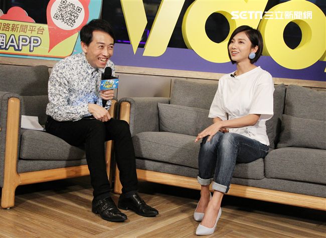 蔡黃汝（豆花妹）上三立新聞網安安大明星直播。（記者邱榮吉/攝影）