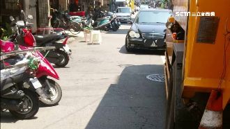 不想讓你！賓士車怒擋垃圾車13分鐘