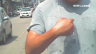 男與家人爭吵　竟跳車攔警車敲打吼叫