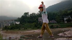 四川6歲童望望走鋼索、鋼絲、灌酒（圖／翻攝自《中國青年報》）