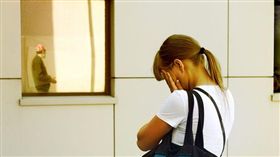 難過,憂鬱,沮喪,頭痛,學生,感冒,頭暈（圖／Flikr　CC授權／原作者Alexander Lyubavin／網址http://bit.ly/2gdP3vq）