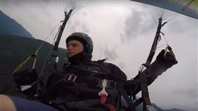 男子玩滑翔傘直墜（圖／翻攝自PARAGLIDING in BOLIVIA YouTube）