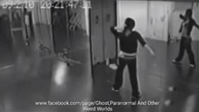 靈異現象,監視器,練舞,鏡子,倒影,鬼,,恐怖
（圖／翻攝自YouTube）