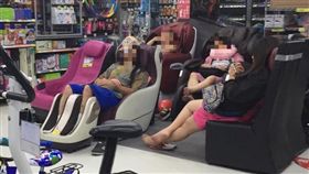 大賣場,按摩椅,睡覺　圖／翻攝自爆廢公社