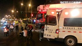 建成分隊雲梯車出勤前往民生西路火警現場，對向的機車騎士疑因未注意警笛聲，竟直接撞上雲梯車後倒地，經送醫救治後已無大礙，所幸火警亦未成災（翻攝畫面）