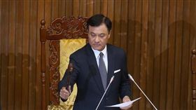 立法院院會27日三讀通過攸關年金改革的公務人員退休 資遣撫卹法，退休公務員支領月退休金者，18％優存2 年半歸零，所得替代率則設有10年過渡期等，預定民國 107年7月開始實施。立法院長蘇嘉全敲槌宣布修正通過 。 中央社記者徐肇昌攝　106年6月27日 中央社