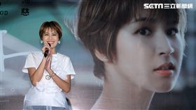 曾沛慈「我愛你 以上」發片，熊抱師兄韋禮安，韋禮安回贈新娘抱。（記者邱榮吉/攝影）