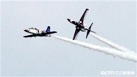 享譽國際的中華民國空軍雷虎小組1953年成立於台南空軍基地，使用表演機型從最早F-84雷霆機，到F-86G、F-86F軍刀機、F-5A、F-5E戰機等。1988年1月，改由空軍軍官學校戰鬥組教官接替特技表演任務，並換裝自製AT-3自強號噴射教練機，表演20項高難度空中戰技課目。（記者/邱榮吉攝影）