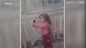 小孩耍萌學自拍　架勢十足超霸氣！