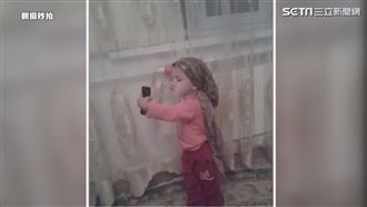 小孩耍萌學自拍　架勢十足超霸氣！