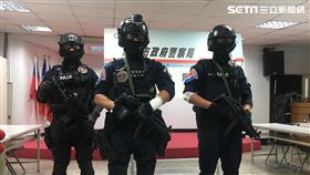 刑事局霹靂小組前往新店區汽車旅館逮捕販毒集團首腦許勝家，卻遭遇強大火力反擊，防彈盾牌差點被打爆，所幸警方仍是順利壓制逮捕許嫌（翻攝畫面）