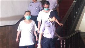 新竹男子李靖（中排右）被控教唆男子陳天心（左1）殺害小六男童，兩男一審遭判無期徒刑，經上訴，高等法院今天認定兩人犯行不構成最重大之罪，判兩人無期徒刑。還可上訴。／中央社