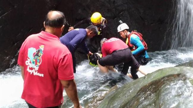 神山瀑布戲水遭沖走　1命危1獲救