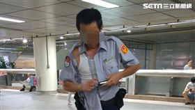趙男酒後前往捷運雙連站大吵大鬧，莊姓警員趕來勸導，卻遭趙男狂飆髒話並扯破衣服，莊員遂與同仁將他壓制逮捕，訊後依妨害公務罪移送法辦（翻攝畫面）