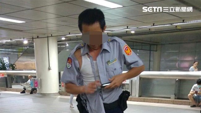 醉漢大鬧雙連站　警勸導反上演撕衣秀