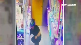 夾不到用「勾」的　男巧手偷密錄器