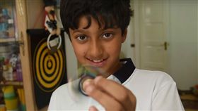 Arnav Sharma,Stephen Hawking,Albert Einstein,霍金,愛因斯坦,門薩國際,Mensa International,智力測量,天才　圖／翻攝自YouTube https://goo.gl/u5Dxa3