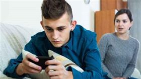 低頭族、滑手機／達志影像／美聯社