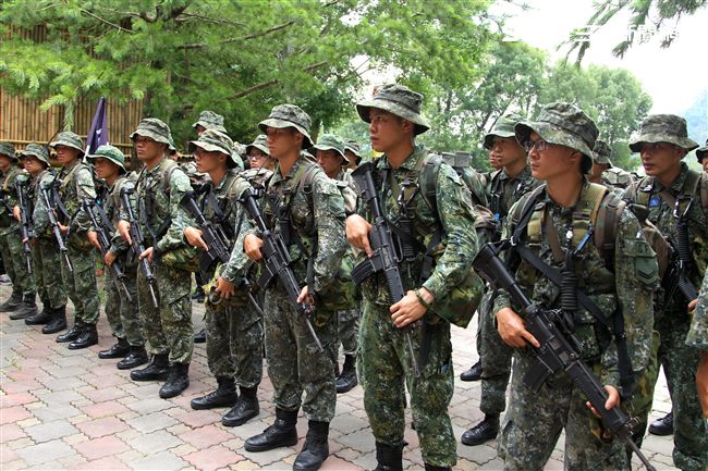 陸軍特戰指揮部特五營官兵執行山隘行軍野營訓練，陸軍司令王上將冒著山區大雨前往視導特戰弟兄們的訓練過程，並致贈加菜金及工作慰問金。（記者邱榮吉/攝影）