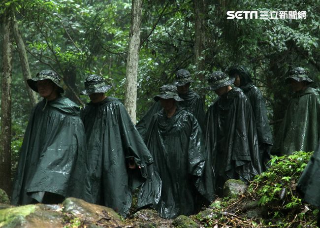 陸軍特戰指揮部特五營官兵執行山隘行軍野營訓練，陸軍司令王上將冒著山區大雨前往視導特戰弟兄們的訓練過程，並致贈加菜金及工作慰問金。（記者邱榮吉/攝影）