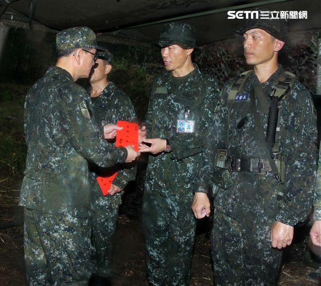 陸軍特戰指揮部特五營官兵執行山隘行軍野營訓練，陸軍司令王上將冒著山區大雨前往視導特戰弟兄們的訓練過程，並致贈加菜金及工作慰問金。（記者邱榮吉/攝影）