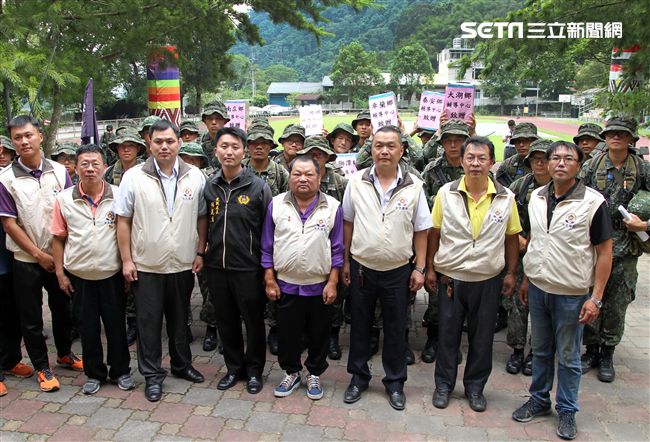 苗栗縣後備指揮部南庄鄉輔導中心，贈送飲料給特五營參與山隘行軍的特戰弟兄們。（記者邱榮吉/攝影）