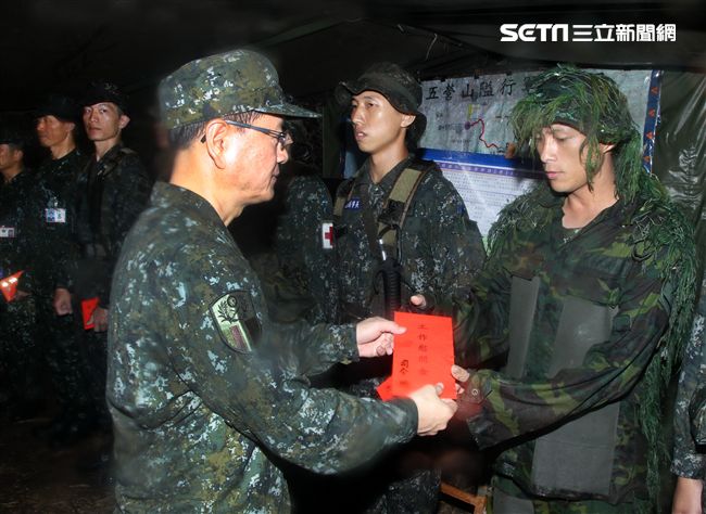 陸軍特戰指揮部特五營官兵執行山隘行軍野營訓練，陸軍司令王上將冒著山區大雨前往視導特戰弟兄們的訓練過程，並致贈加菜金及工作慰問金。（記者邱榮吉/攝影）