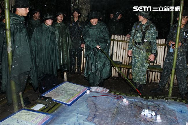 陸軍特戰指揮部特五營官兵執行山隘行軍野營訓練，陸軍司令王上將冒著山區大雨前往視導特戰弟兄們的訓練過程，並致贈加菜金及工作慰問金。（記者邱榮吉/攝影）