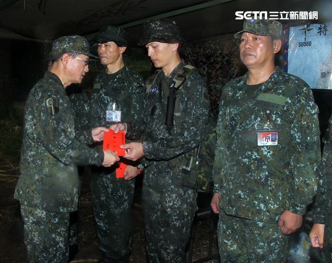 陸軍特戰指揮部特五營官兵執行山隘行軍野營訓練，陸軍司令王上將冒著山區大雨前往視導特戰弟兄們的訓練過程，並致贈加菜金及工作慰問金。（記者邱榮吉/攝影）