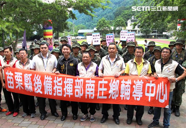 苗栗縣後備指揮部南庄鄉輔導中心，贈送飲料給特五營參與山隘行軍的特戰弟兄們。（記者邱榮吉/攝影）