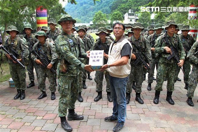 苗栗縣後備指揮部南庄鄉輔導中心，贈送飲料給特五營參與山隘行軍的特戰弟兄們。（記者邱榮吉/攝影）