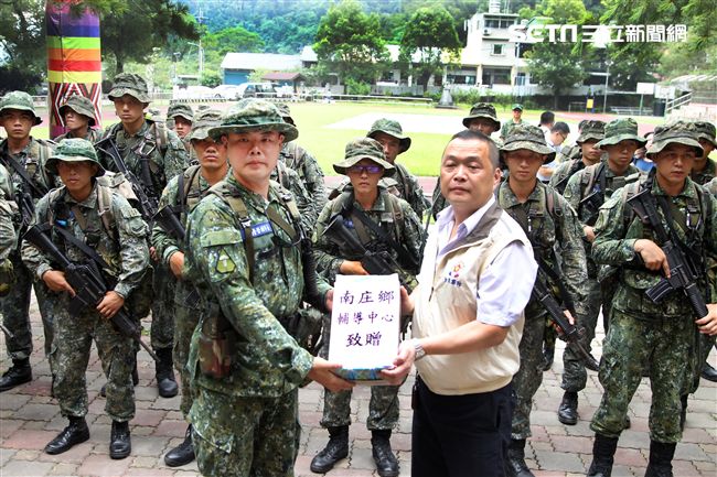 苗栗縣後備指揮部南庄鄉輔導中心，贈送飲料給特五營參與山隘行軍的特戰弟兄們。（記者邱榮吉/攝影）
