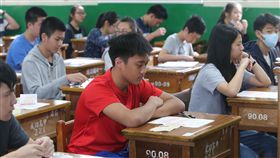 16:9
106年國中會考20日登場，在台北市成功高中考場應考的考生，8時20分就定位，準備開始社會科的考試。（圖／中央社）