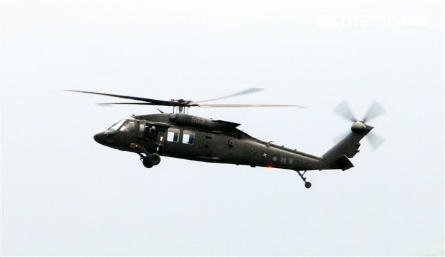 陸軍航特部首次出動UH-60M黑鷹直升機納入山隘行軍操演科目，檢驗陸空聯訓與戰傷急救、物資補給的作戰參數。（記者邱榮吉/攝影）