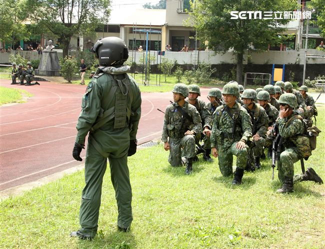 陸軍航特部首次出動UH-60M黑鷹直升機納入山隘行軍操演科目，檢驗陸空聯訓與戰傷急救、物資補給的作戰參數。（記者邱榮吉/攝影）