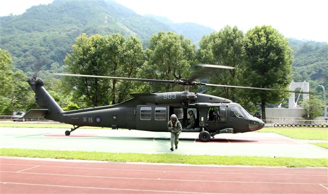 陸軍航特部首次出動UH-60M黑鷹直升機納入山隘行軍操演科目，檢驗陸空聯訓與戰傷急救、物資補給的作戰參數。（記者邱榮吉/攝影）