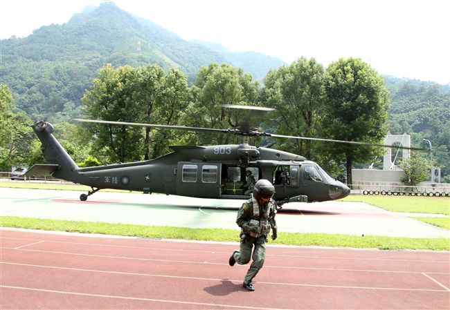 陸軍航特部首次出動UH-60M黑鷹直升機納入山隘行軍操演科目，檢驗陸空聯訓與戰傷急救、物資補給的作戰參數。（記者邱榮吉/攝影）