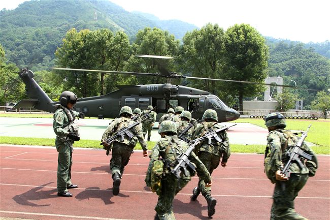 陸軍航特部首次出動UH-60M黑鷹直升機納入山隘行軍操演科目，檢驗陸空聯訓與戰傷急救、物資補給的作戰參數。（記者邱榮吉/攝影）