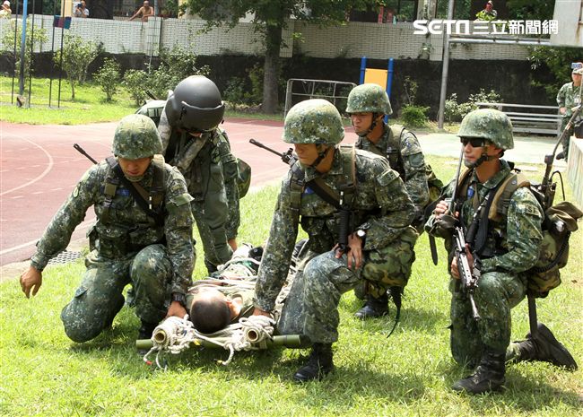陸軍航特部首次出動UH-60M黑鷹直升機納入山隘行軍操演科目，檢驗陸空聯訓與戰傷急救、物資補給的作戰參數。（記者邱榮吉/攝影）