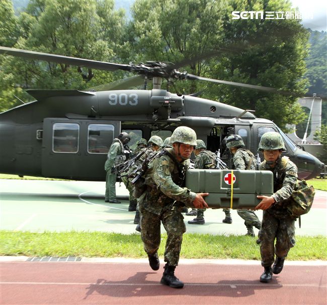 陸軍航特部首次出動UH-60M黑鷹直升機納入山隘行軍操演科目，檢驗陸空聯訓與戰傷急救、物資補給的作戰參數。（記者邱榮吉/攝影）