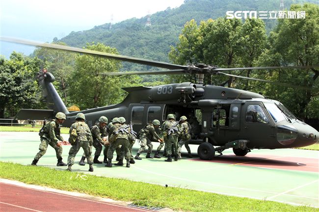 陸軍航特部首次出動UH-60M黑鷹直升機納入山隘行軍操演科目，檢驗陸空聯訓與戰傷急救、物資補給的作戰參數。（記者邱榮吉/攝影）