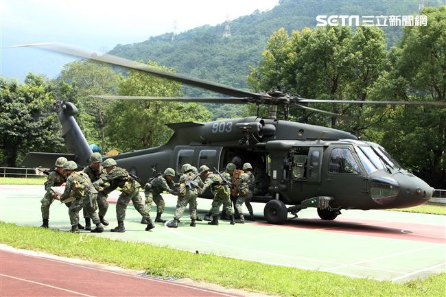 陸軍航特部首次出動UH-60M黑鷹直升機納入山隘行軍操演科目，檢驗陸空聯訓與戰傷急救、物資補給的作戰參數。（記者邱榮吉/攝影）
